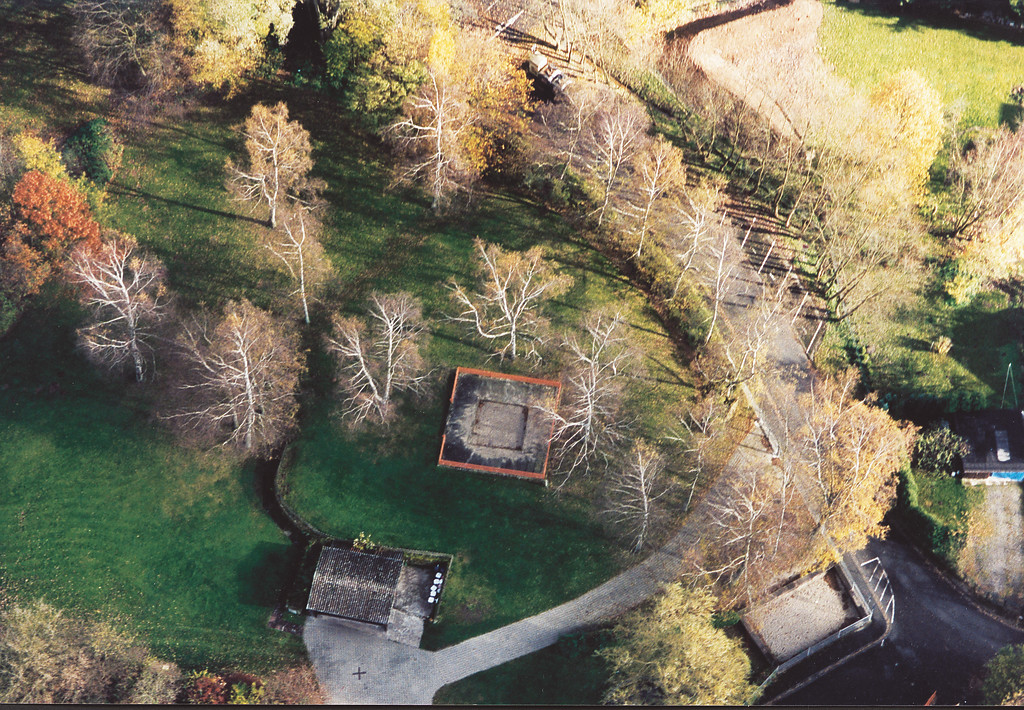 Reste des Wohnturms und des inneren Burgrings von oben gesehen (2002).