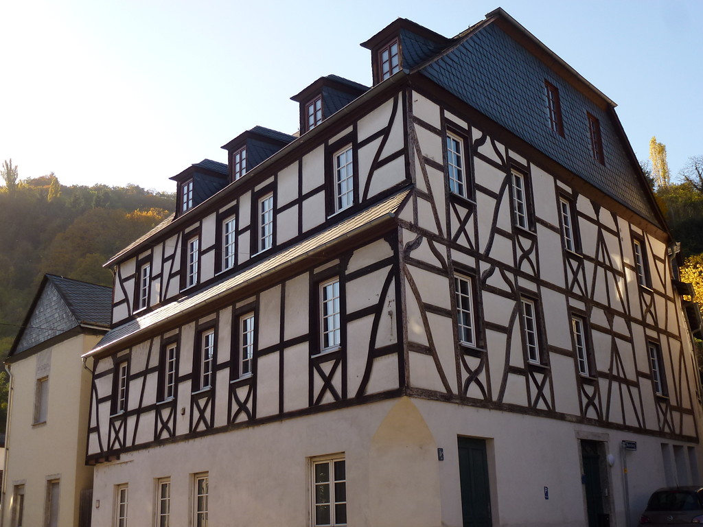 Fachwerkhaus in der Chablisstraße 9 in Oberwesel (2016). Das Objekt stammt wohl aus dem 19. Jahrhundert und wird auch Alte Mühle oder Kastors Mühle genannt.