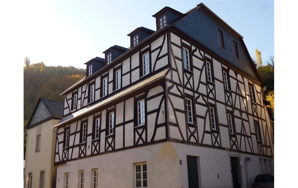 Fachwerkhaus in der Chablisstraße 9 in Oberwesel (2016). Das Objekt stammt wohl aus dem 19. Jahrhundert und wird auch Alte Mühle oder Kastors Mühle genannt.
