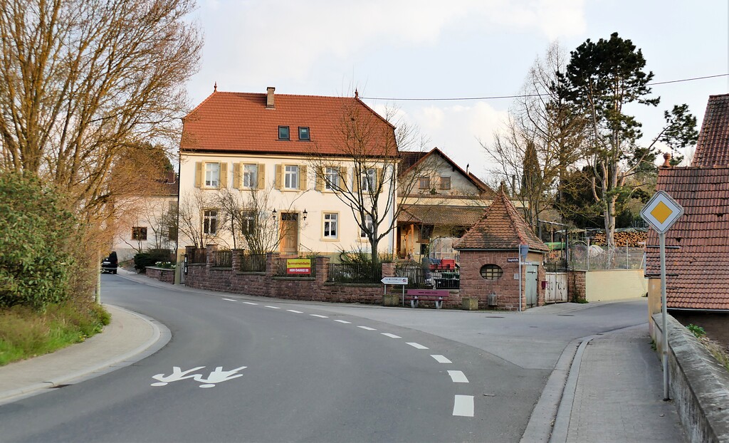 Die alte Schule, heute Wohnhaus sowie das ehemalige Wiegehaus von der Hauptstraße in Weitersweiler aus (2020)