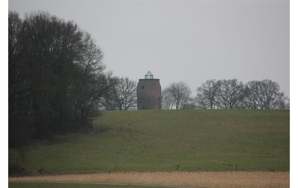 Blick auf die Hohe Mühle in Uedem-Uedemerfeld über Acker- und Grünlandflächen hinweg (2013)