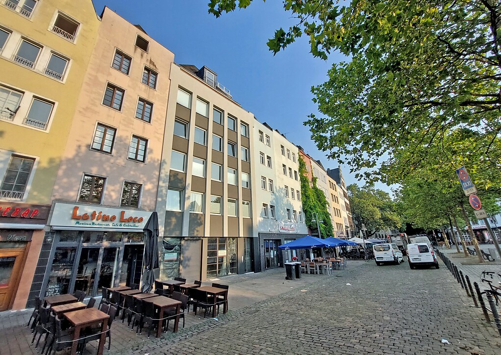 Häuserzeile am Heumarkt in Köln-Altstadt-Nord (2021). An der Stelle des Hauses Nr. 65 (mittig ohne Mobiliar davor) befand sich 1848/49 die Redaktion der "Neuen Rheinischen Zeitung" von Karl Marx und Friedrich Engels.