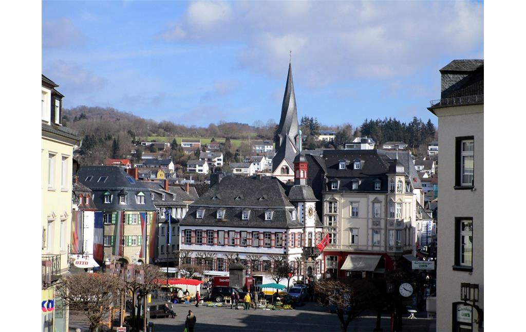 Blick über den Marktplatz in Mayen: zentral das Alte Rathaus, recht davon das historische Kaufhaus und dahinter der gedrehte Turm der Clemenskirche (2015).