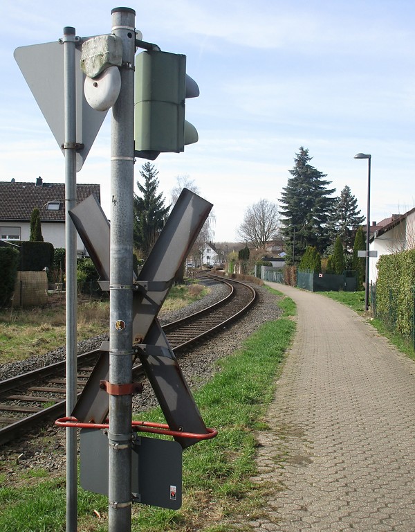 Gleise der Kleinbahn Siegburg - Zündorf, des so genannten "Rhabarberschlittens", an der Straße "Zum Kalkofen" in Troisdorf-Bergheim (2017).