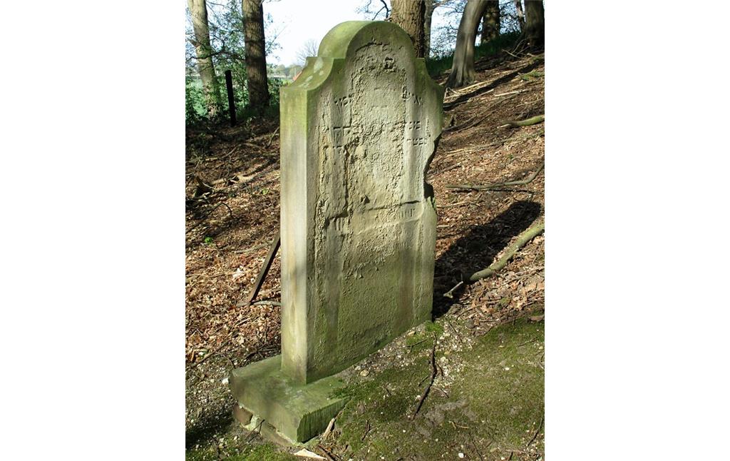 Einzelner Grabstein auf dem jüdischen Friedhof "Bönninghardter Heide" am Xantener Weg bei Issum (2016).