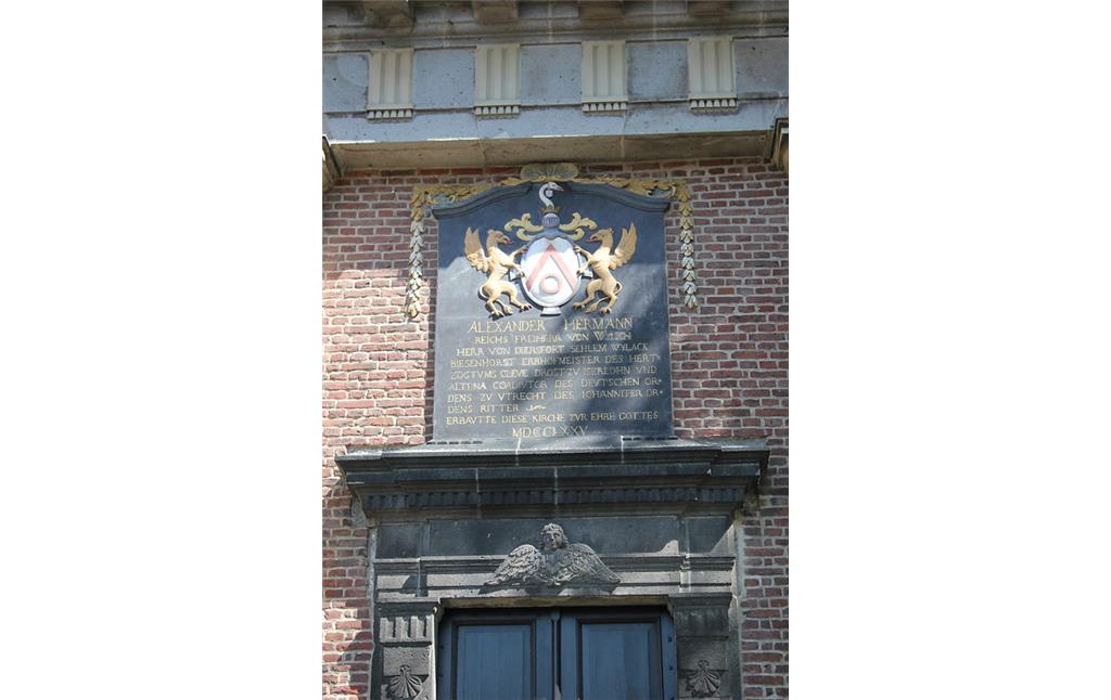 Wappentafel von Alexander Hermann von Wylich über der Eingangstür der Schlosskirche Diersfordt (2012)
