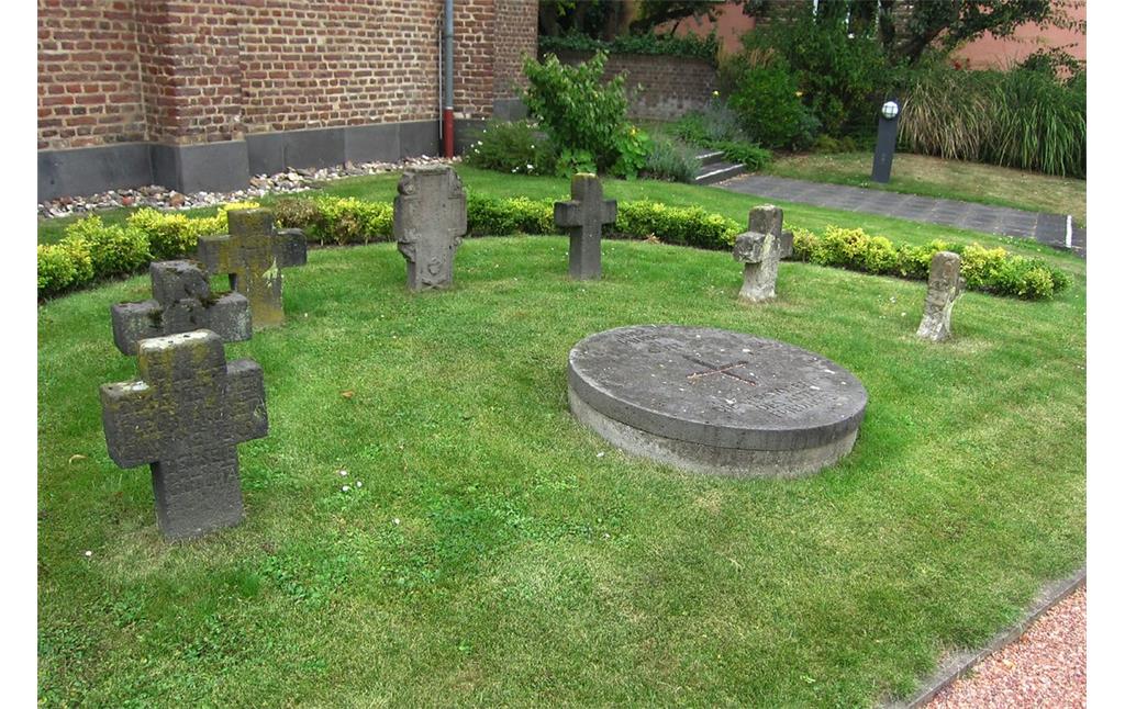 Teil des kleinen Friedhofs an der Kirche Alt St. Ulrich in Frechen-Buschbell (2013)