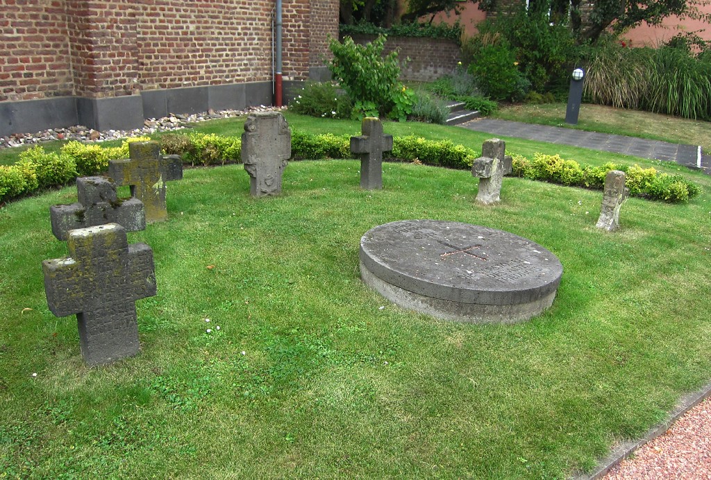 Teil des kleinen Friedhofs an der Kirche Alt St. Ulrich in Frechen-Buschbell (2013)