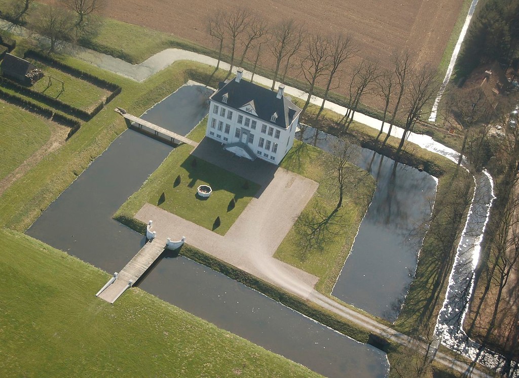 Aus nördlicher Richtung aufgenommenes Luftbild: Haus Kolk bei Uedem mit der umgebenden Gräfte (2011)