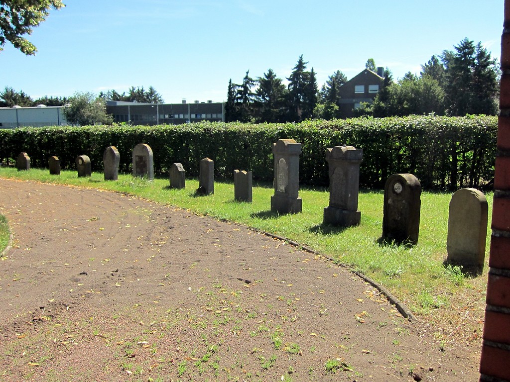 Grabsteine auf dem jüdischen Friedhof Frauenberger Straße Euskirchen (Juli 2012).