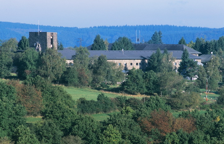 Hauptgebäude mit Turm der früheren "NS-Ordensburg" Vogelsang bei Schleiden-Gemünd im Kreis Euskirchen (2007).