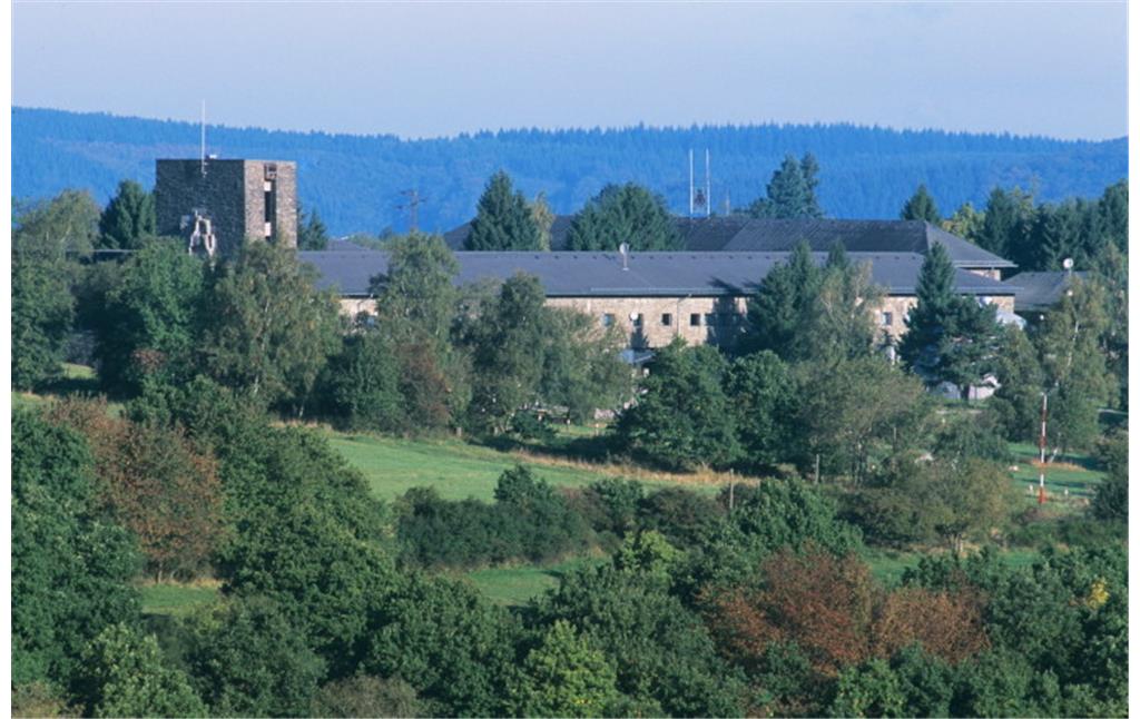 Hauptgebäude mit Turm der früheren "NS-Ordensburg" Vogelsang bei Schleiden-Gemünd im Kreis Euskirchen (2007).