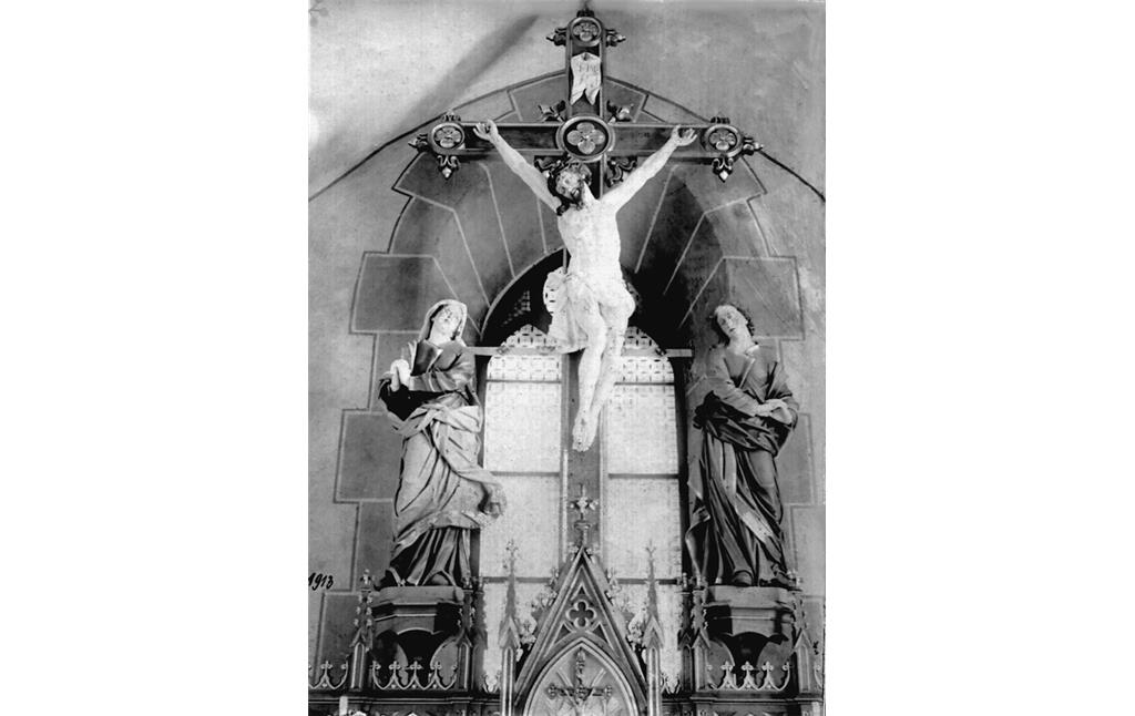 Kreuzigungsgruppe des Mainzer Bildhauers Burkard Zamels, Hofbildhauer des Mainzer Kurfürsten, in der Kirche Maria Himmelfahrt in Dörrebach (um 1920)