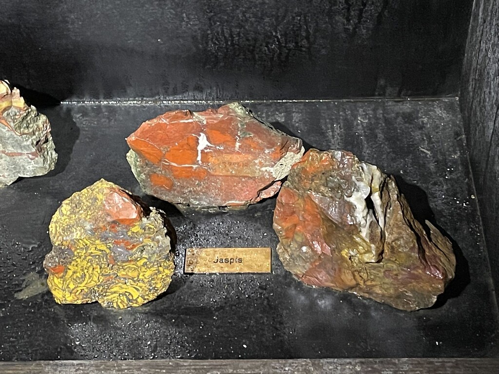 Auch Jaspis wurde in den Edelsteinminen Steinkaulenberg in Idar-Oberstein abgebaut (2022)