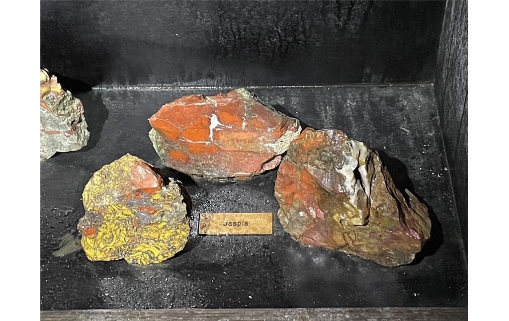 Auch Jaspis wurde in den Edelsteinminen Steinkaulenberg in Idar-Oberstein abgebaut (2022)
