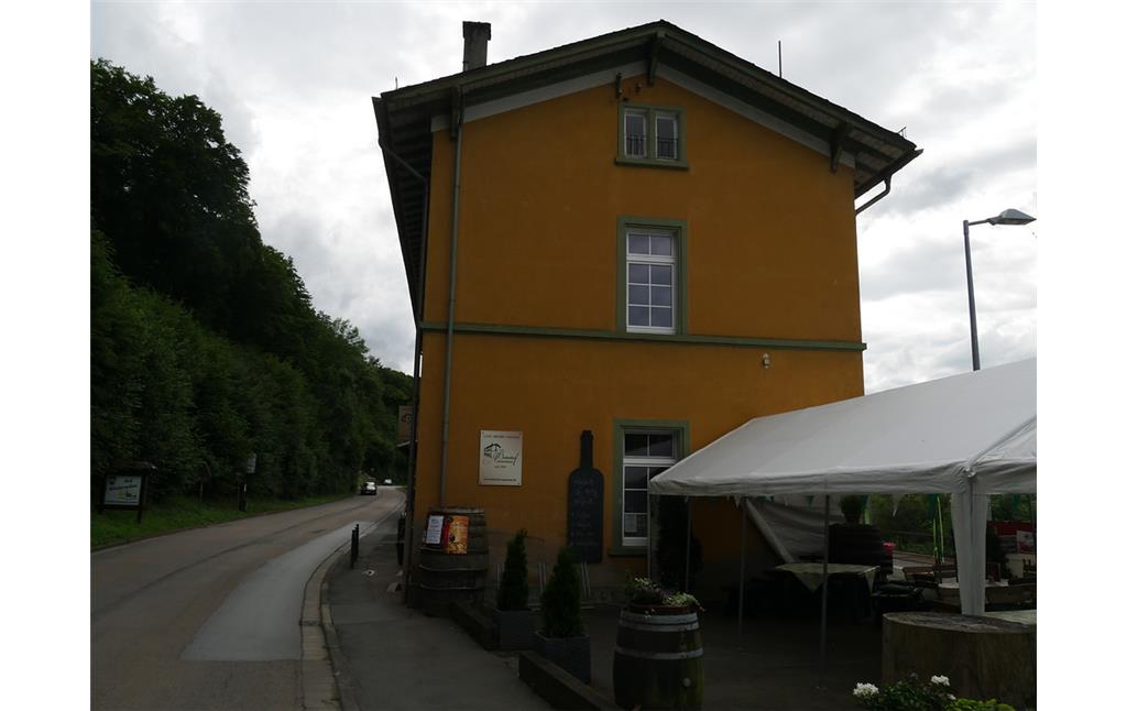 Ostseite des Hauptgebäudes des Bahnhofs Aumenau in Villmar-Aumenau (2017)
