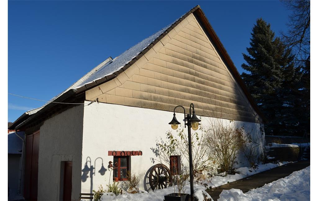 Seitenansicht der Scheune gegenüber des alten evangelischen Pfarrhauses Seibersbach, Blickrichtung Norden (2017)
