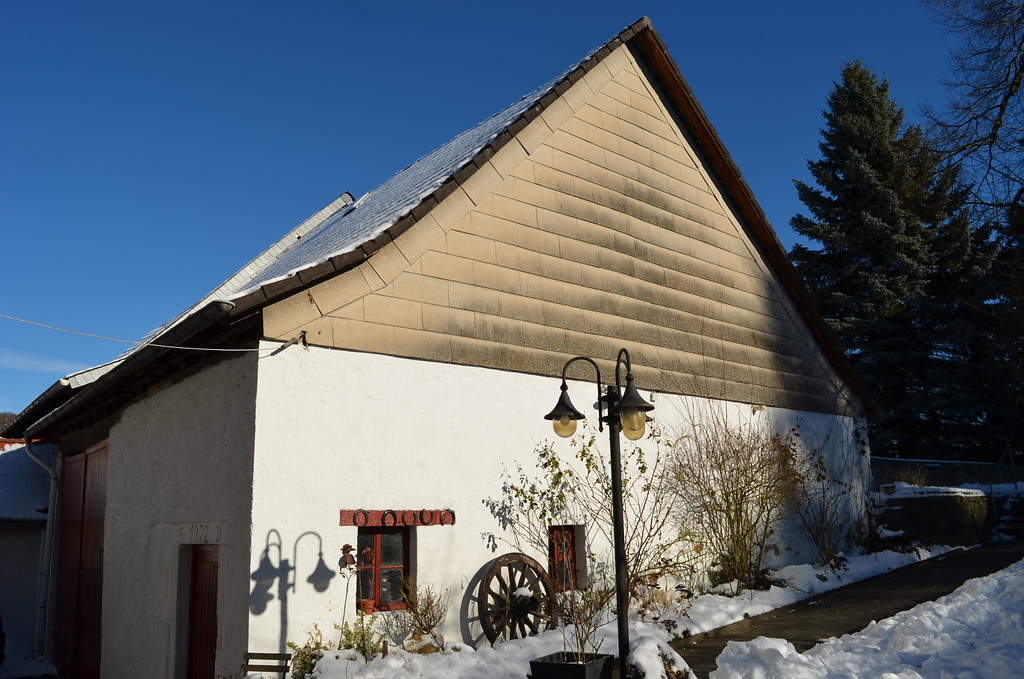 Seitenansicht der Scheune gegenüber des alten evangelischen Pfarrhauses Seibersbach, Blickrichtung Norden (2017)