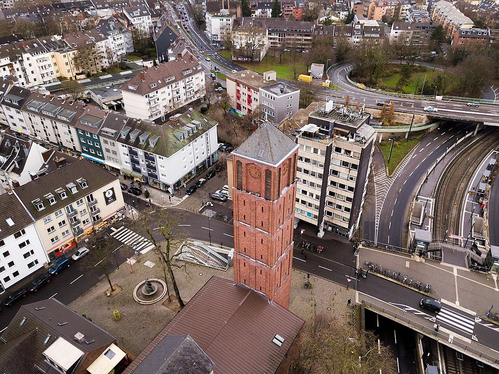 Luftaufnahme der katholischen Kirche St. Johann Baptist in Köln-Altstadt Süd von schräg oben (2017).