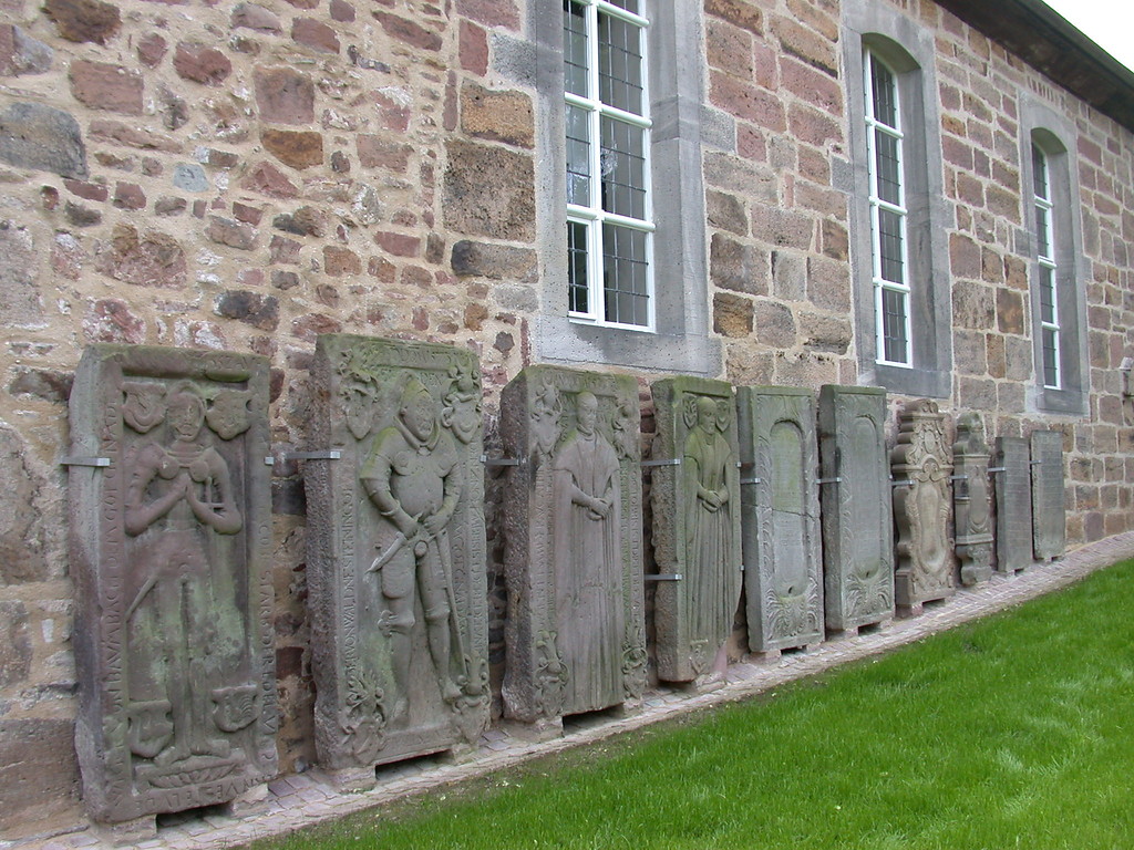 Grabsteine auf dem Kirchhof in Binsförth, Gemeinde Morschen (2009)