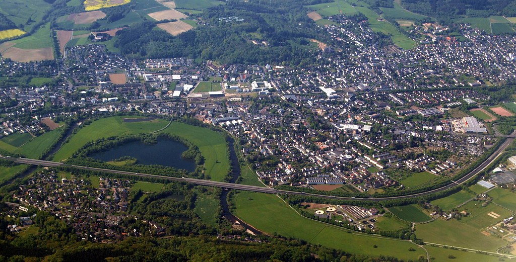 Luftbild mit Blick in südwestliche Richtung auf Hennef (2008), im Vordergrund die Bundesautobahn A 560 und die Sieg, die den Allner See links im Bild einrahmen.