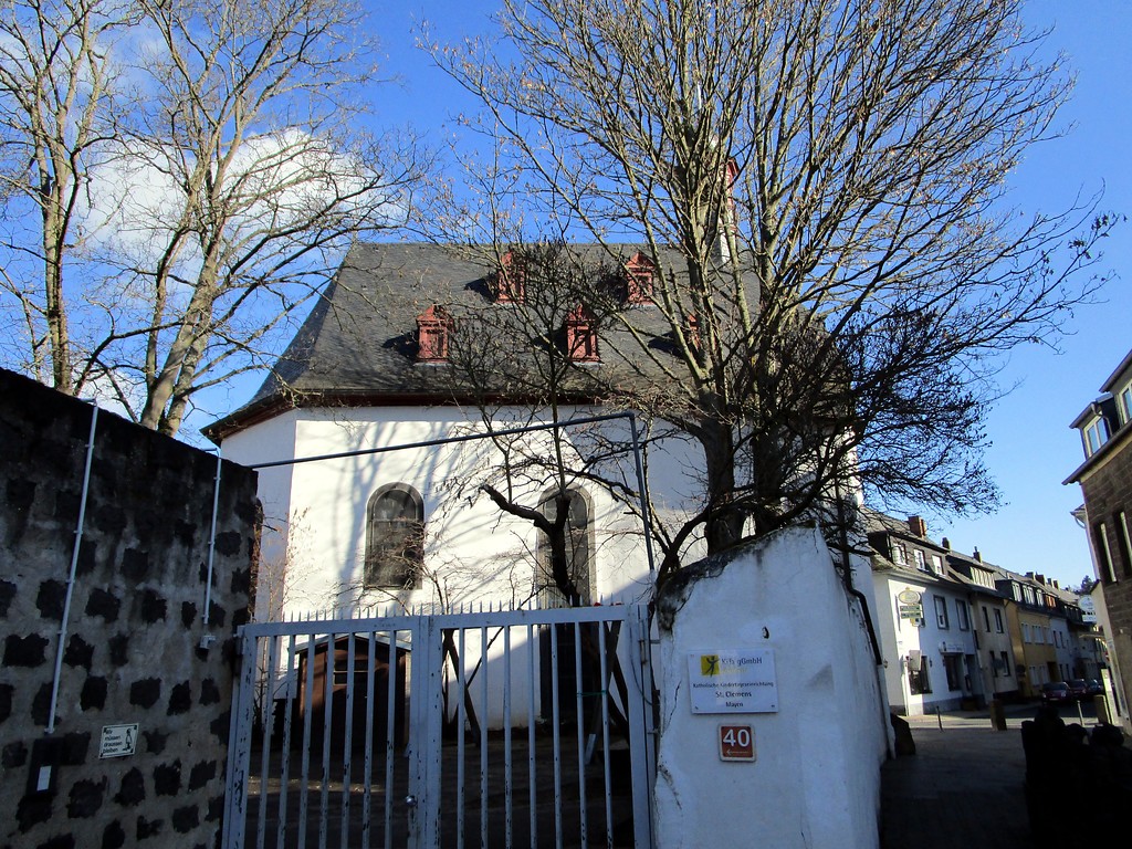 Heilig-Geist-Kapelle in der Mayener Stehbach, Seitenansicht von der Polizeiwache aus (2015).