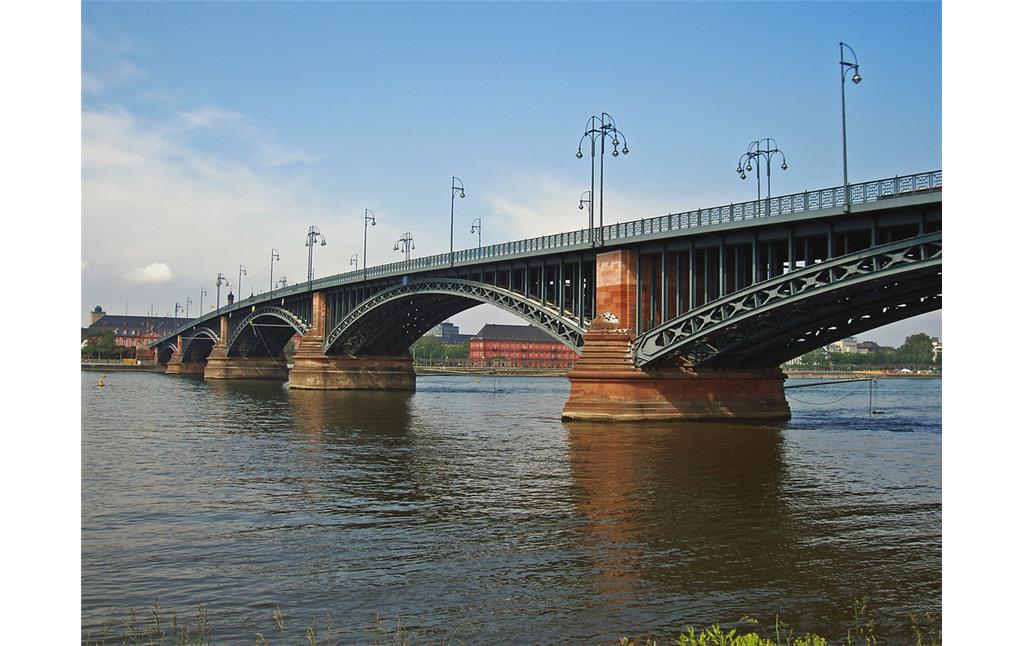 Die Theodor-Heuss-Brücke über den Rhein zwischen Mainz und Wiesbaden (2005).