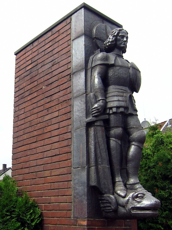 Männerfigur aus Keramik mit Rüstung und Schwert am Gefallenendenkmal in Buschbell (2013).