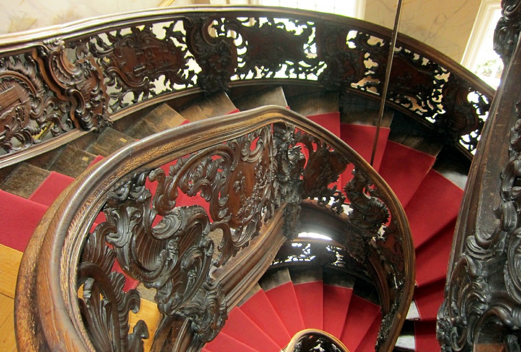 Die sich freischwebend durch drei Stockwerke schwingende Treppe im "Roten Haus" in Monschau. Ein Meisterwerk der Holzbaukunst im früheren Wohn- und Geschäftshaus der Tuchmacherfamilie Scheibler (2015).