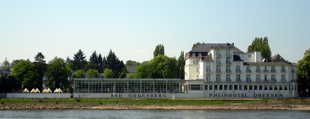 Ansicht des Rheinhotels Dreesen im Godesberger Villenviertel von der gegenüberliegenden Rheinseite aus (2011).
