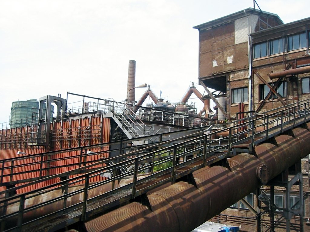 Blick über technische Anlagen der UNESCO Welterbestätte Völklinger Hütte: im Hintergrund Hochöfen, vorne eine Transportrampe (2007).