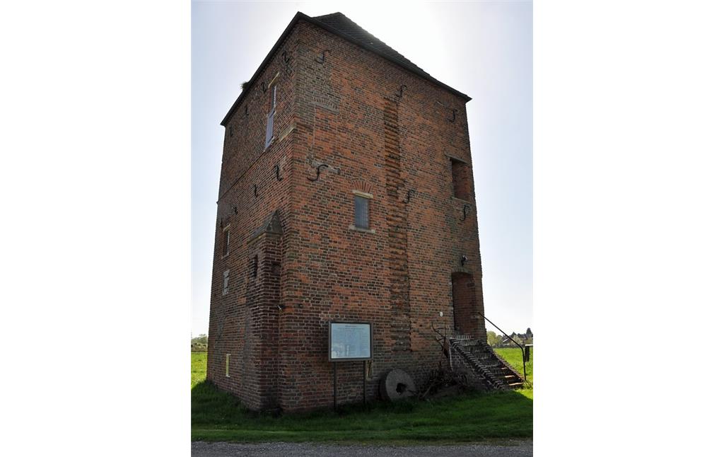 Der Battenbergturm am Buschkampshof in Rees-Haldern, die Ost- und die Nordseite mit dem Eingang (2016).