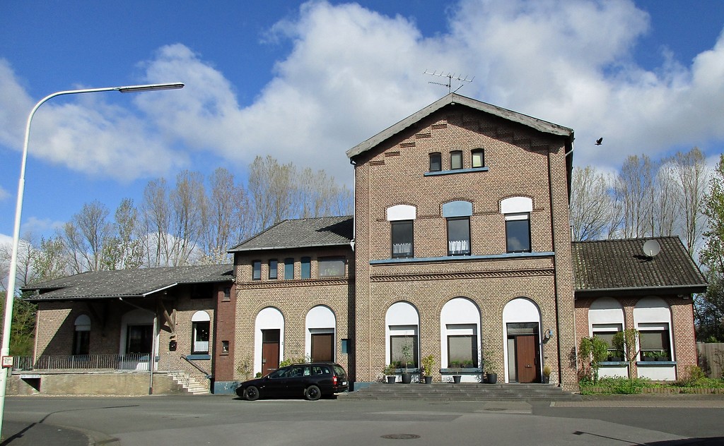 Empfangsgebäude Bahnhof Issum, südliche Ansicht, Straßenseite (2016).
