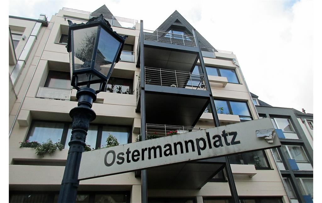 Straßenschild am Ostermannplatz im Kölner Martinsviertel in Altstadt-Nord (2019).