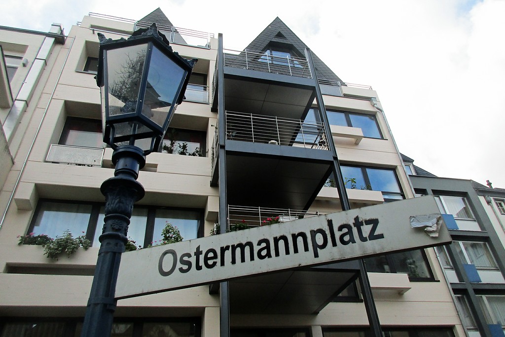 Straßenschild am Ostermannplatz im Kölner Martinsviertel in Altstadt-Nord (2019).