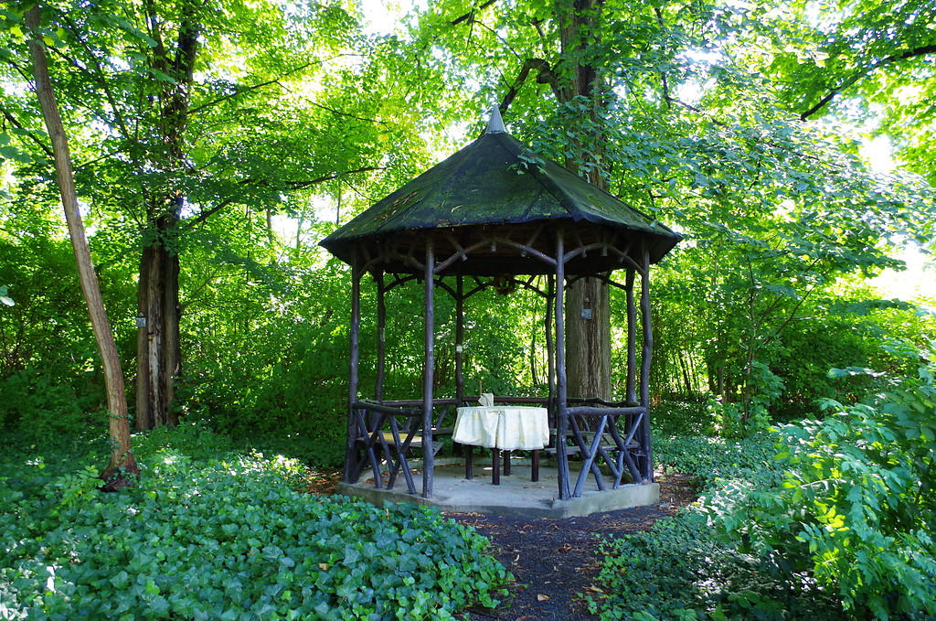 Astbelvedere im Garten des Weidtmanschen Schlösschens in Koblenz-Metternich (2014)