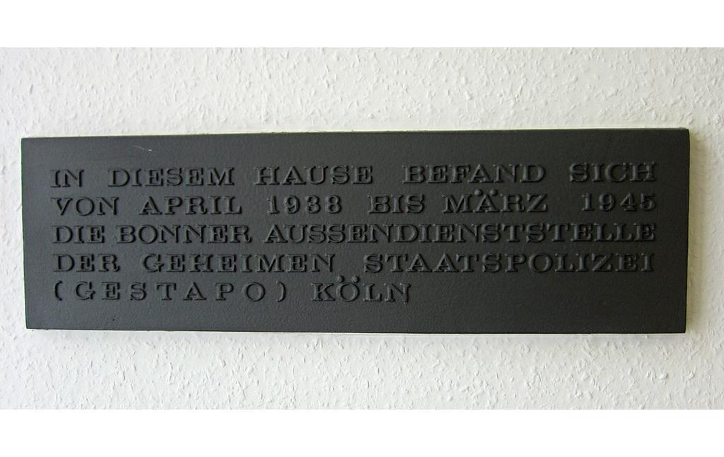 Gedenktafel zur Gestapo-Außendienststelle 1938 bis 1945 im heutigen Bonner Arbeitsgericht (2013).