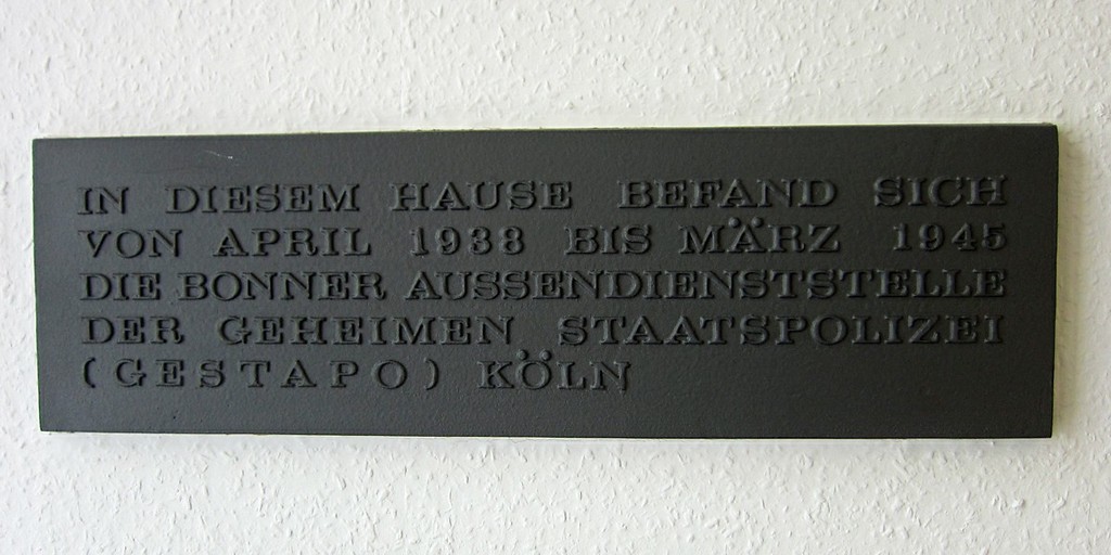 Gedenktafel zur Gestapo-Außendienststelle 1938 bis 1945 im heutigen Bonner Arbeitsgericht (2013).