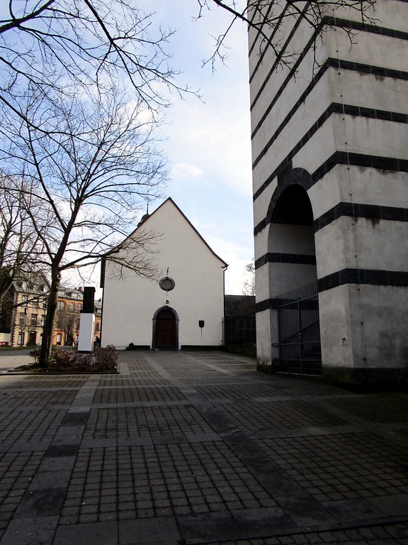 Blick auf die nördlich der katholischen Pfarrkirche St. Veit in Mayen stehende Kapelle vom St. Veit Park aus (2015).