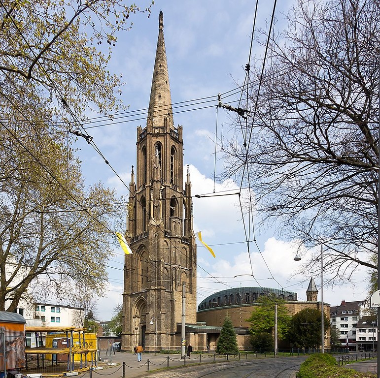 Der neugotische Kirchturm und die moderne polygonale Einraumkirche St. Mauritius am früheren Standort des Benediktinerinnenpriorats Sankt Mauritius in Köln (2012).