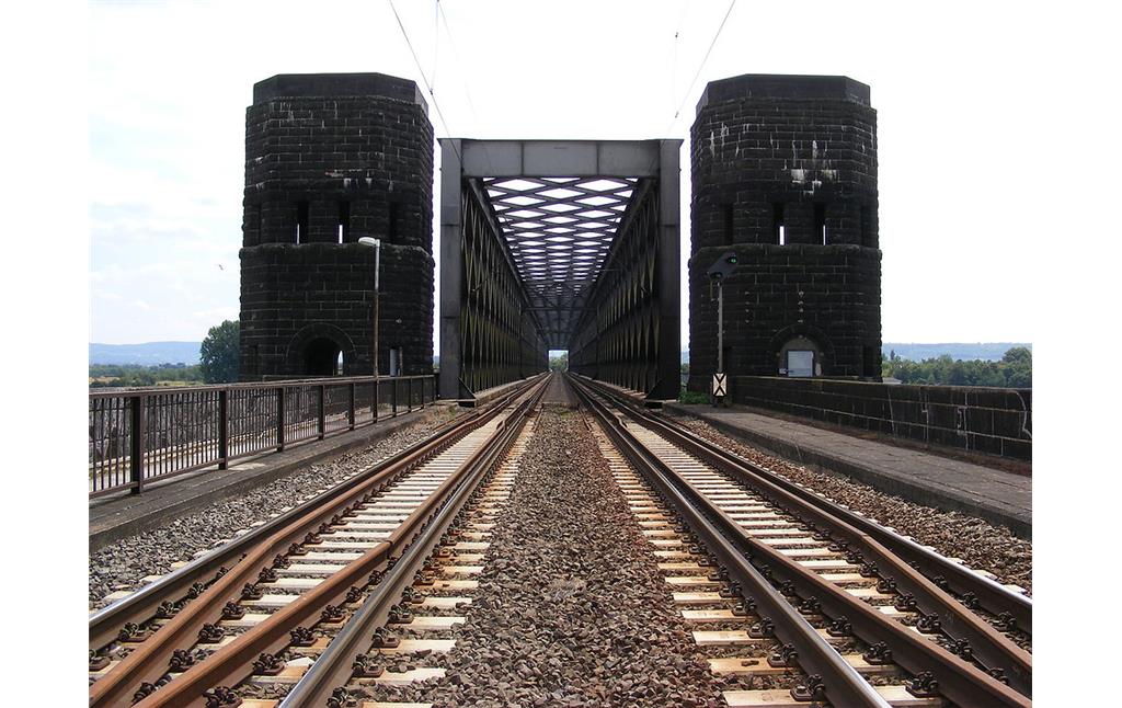 Einfahrt in die Eisenbahnbrücke "Kronprinz-Wilhelm-Brücke" bei Neuwied (2009).