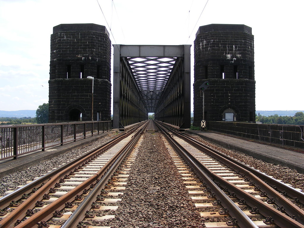 Einfahrt in die Eisenbahnbrücke "Kronprinz-Wilhelm-Brücke" bei Neuwied (2009).