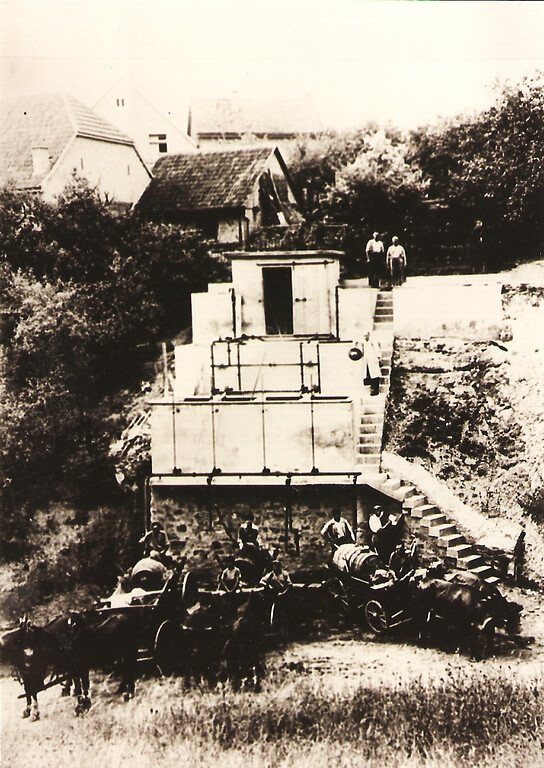 Historische Fotografie der alten Spritzanlage in Laubenheim a. d. Nahe (1930er Jahre)