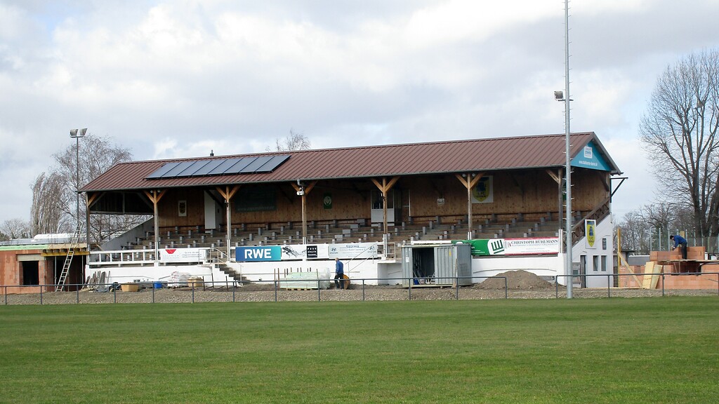 Die Tribüne der Dürener Westkampfbahn, die als die "älteste für den Fußball errichtete und nach wie vor vorhandene Holztribüne" Deutschlands gilt (2021).