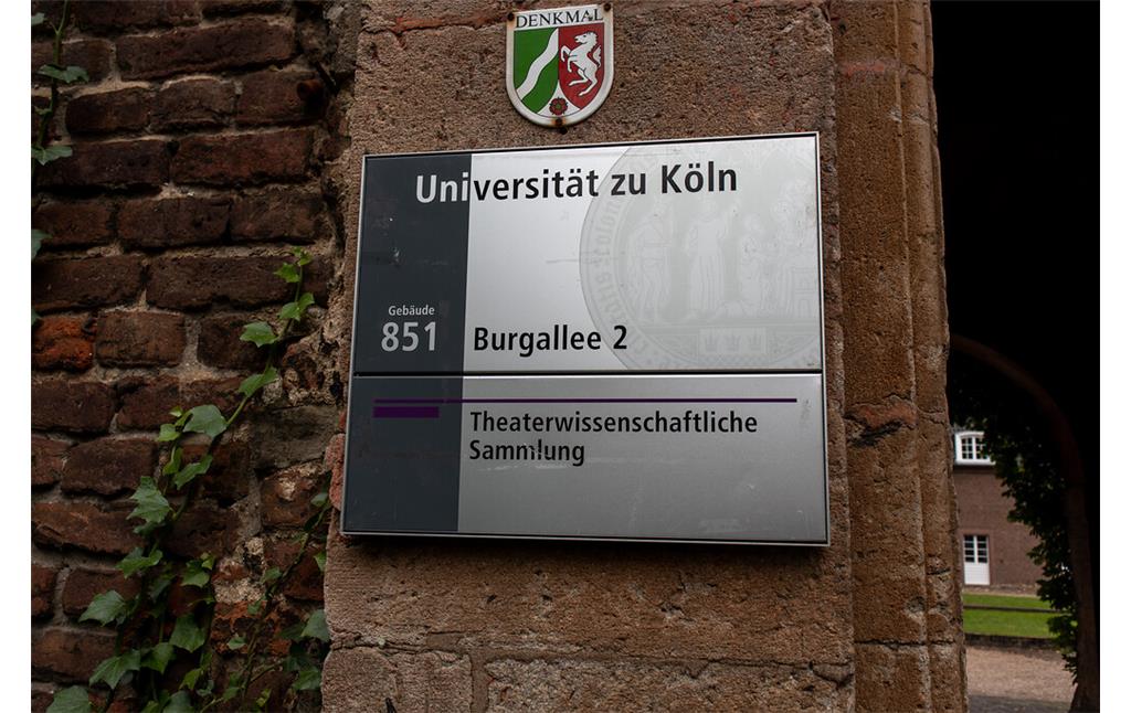 Das Schloss Wahn in Köln-Wahn (2021); am Eingang befindet sich das Schild mit der Gebäudenummer der Universität und dem Hinweis auf die Theaterwissenschaftliche Sammlung.