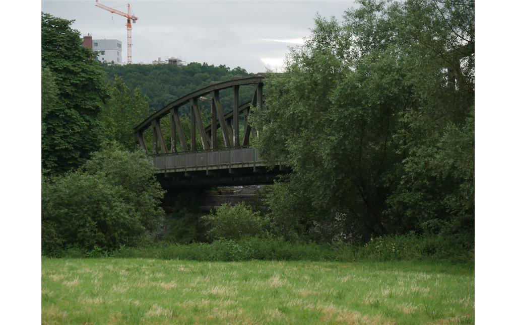 Ostansicht des zweiten Bogens der Eisenbahnbrücke bei Limburg-Staffel (2017)