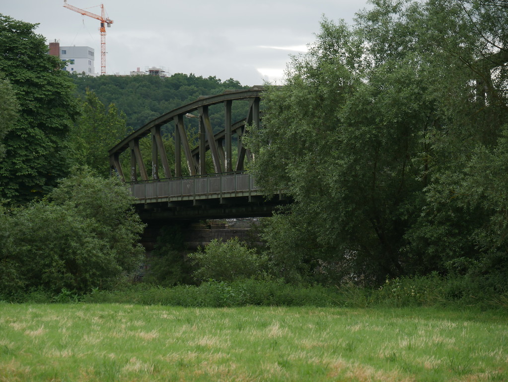 Ostansicht des zweiten Bogens der Eisenbahnbrücke bei Limburg-Staffel (2017)