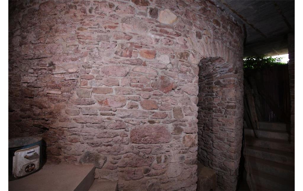 Unterirdischer Teil des Turms der abgegangenen Burg in Laubenheim. Der Eingang befindet sich im Keller des heutigen Wohnhauses (2021)