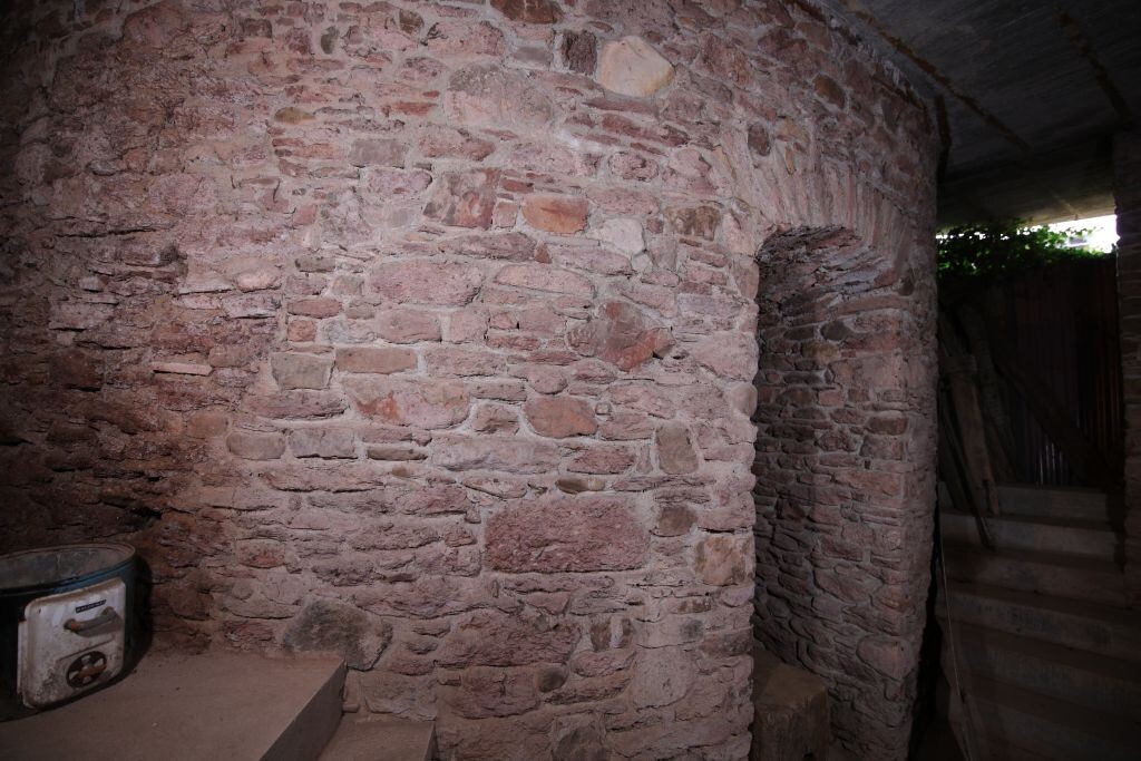 Unterirdischer Teil des Turms der abgegangenen Burg in Laubenheim. Der Eingang befindet sich im Keller des heutigen Wohnhauses (2021)