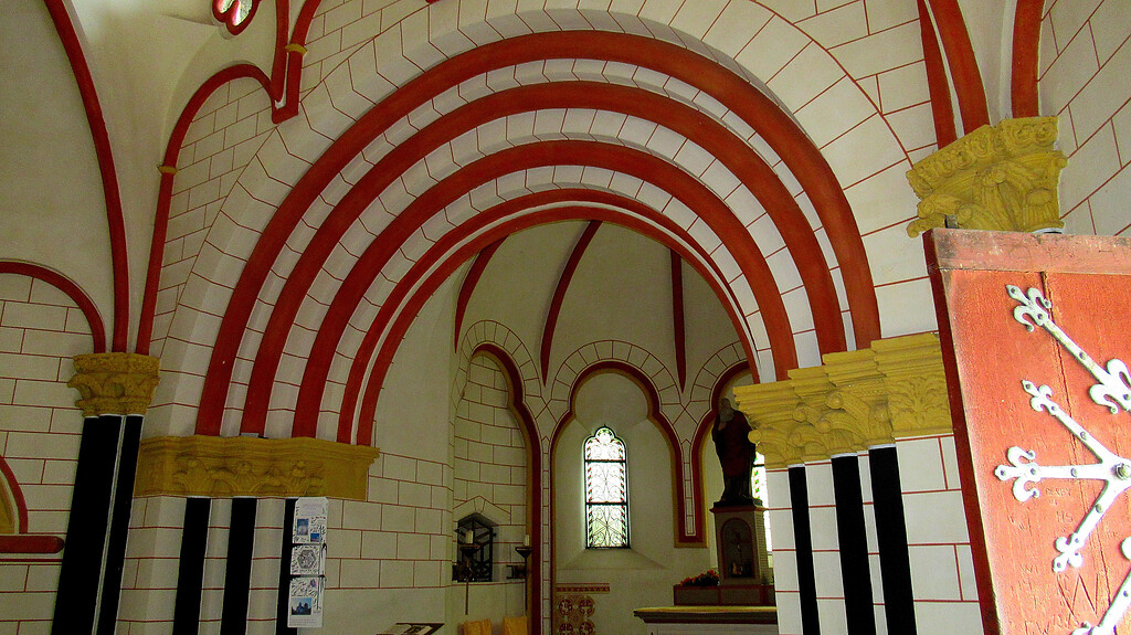 Innenraum der Matthiaskapelle in Kobern-Gondorf: Rundbögen sind typisch für den Baustil der romanischen Kapelle (2022).